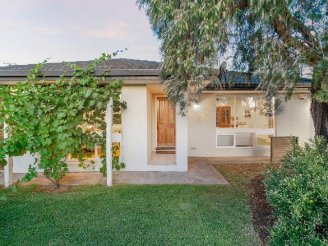 Charming Private Retreat with Modern Comforts and Prime Hackham Location