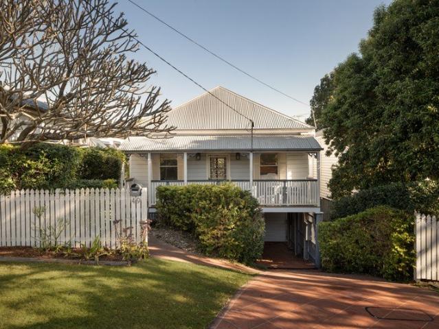 Charming Queensland Living in a Red Hill Cul de Sac