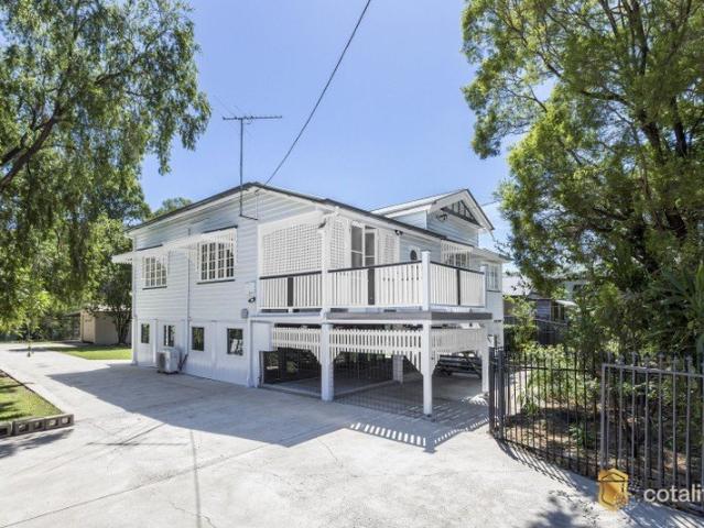Charming Queenslander on 4,067m² Absolute Riverfront A Unique Off Grid Lifestyle Minutes from the CBD
