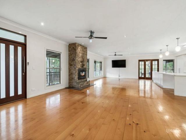 Charming Queenslander on 6 Acres with Wraparound Verandahs