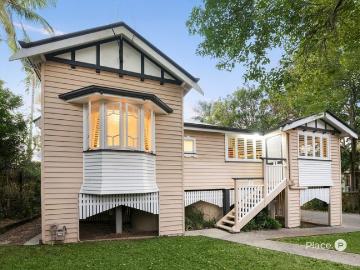 Charming Queenslander on 771m2 in Cavendish Rd School Catchment