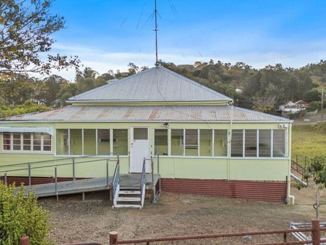 Charming Queenslander on a Spacious 867m² Block