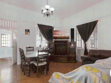 Charming Queenslander on Large 736m² Block Quiet Street Living