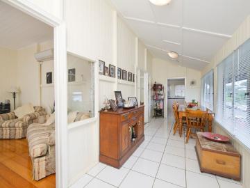 Charming Queenslander Living with Space & Convenience