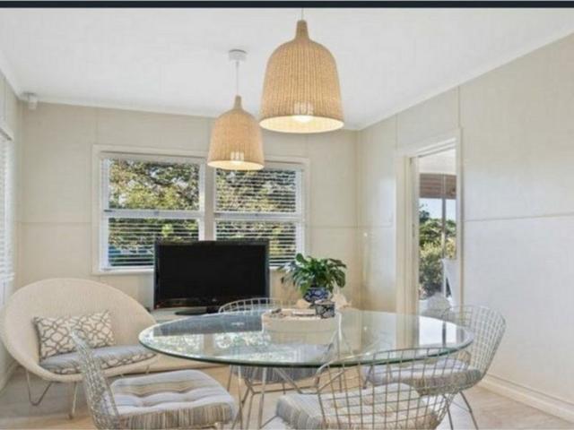Charming Queenslander Moments from the Broadwater