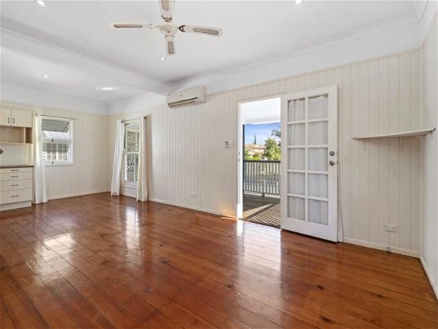 Charming Queenslander – Walk to Train