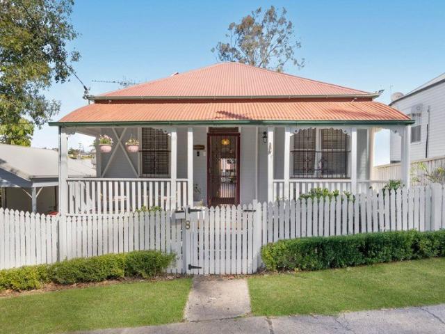 Charming Queenslander with Modern Elegance