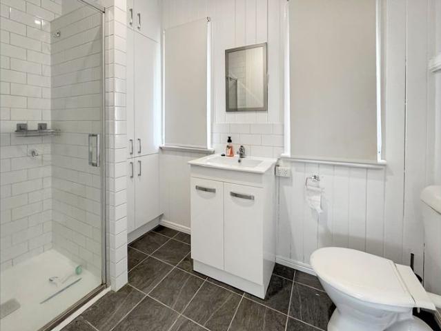 Charming Queenslander with Separate Air Conditioned Studio