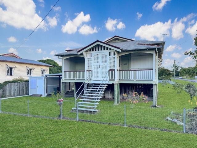 Charming Queenslander with Separate Air Conditioned Studio