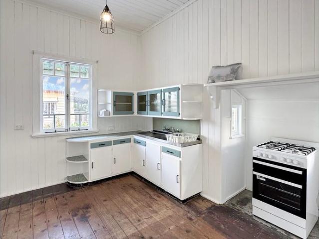 Charming Queenslander with Separate Air Conditioned Studio