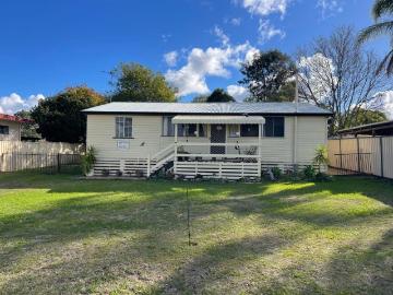 Charming Queenslander with Spacious Yard & Sunny Verandah