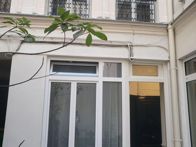 Charming quiet and practical studio 10 min walk to Montmartre in Paris 9th district all bills included, Paris Amsterdam Apartments for Rent