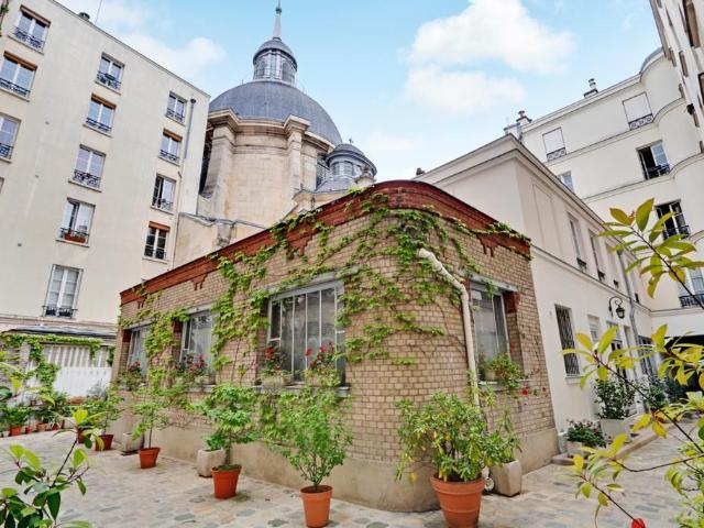 Charming, quiet flat 1 separate bedroom in the heart of the popular Marais district near Place des Vosges, Paris Amsterdam Apartments for Rent