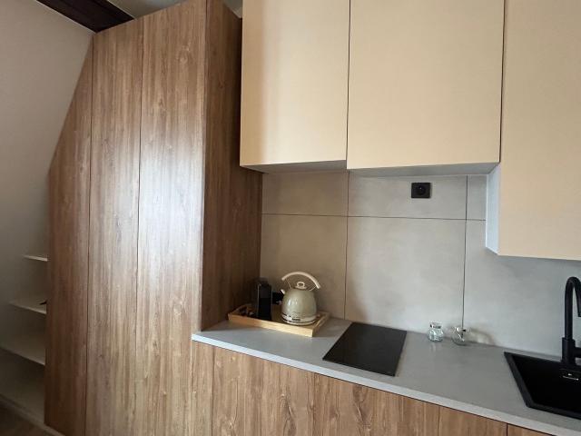 Charming quiet studio with mezzanine Near Parc Monceau & Courcelles metro, EIB School, Paris Amsterdam Apartments for Rent