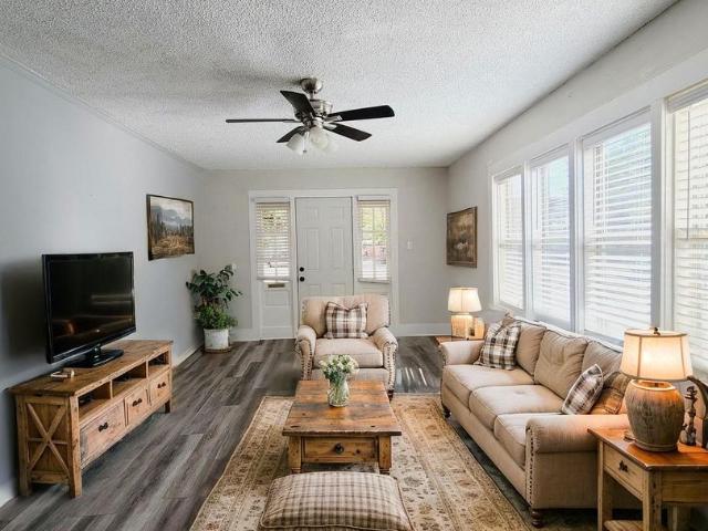 Charming Remodeled 2 Bedroom Home with Private Fenced Yard, Washer/Dryer in Old Colorado City and Downtown!