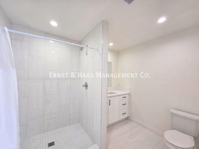 Charming Remodeled Studio Near Downtown Long Beach!