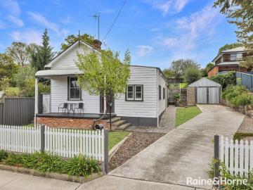 CHARMING RENOVATED COTTAGE WITH AIRBNB APPEAL