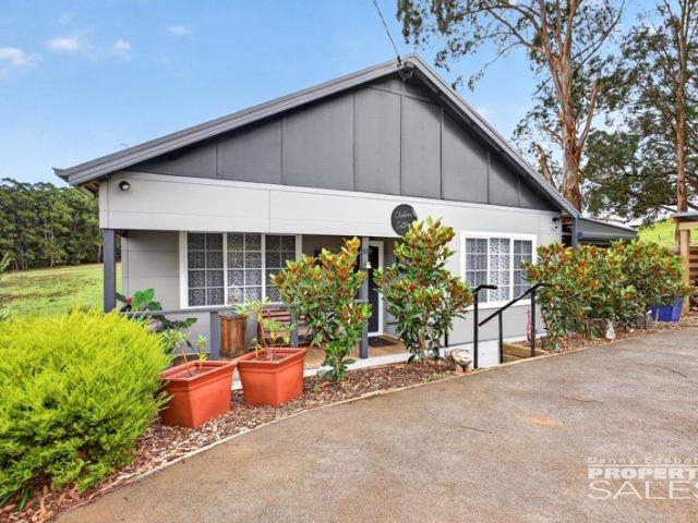 Charming Renovated Cottage with Rural Views & Lifestyle Appeal