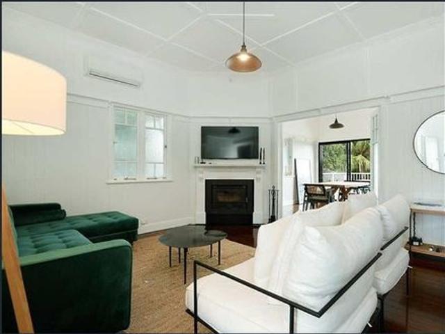 Charming Renovated Cottage in a Prime Position!