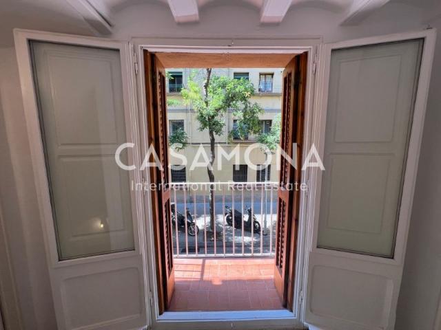 Charming Renovated Catalan Style House with Terrace in Barceloneta
