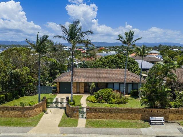 CHARMING RENOVATED FAMILY HOME IN THE HEART OF MERMAID WATERS