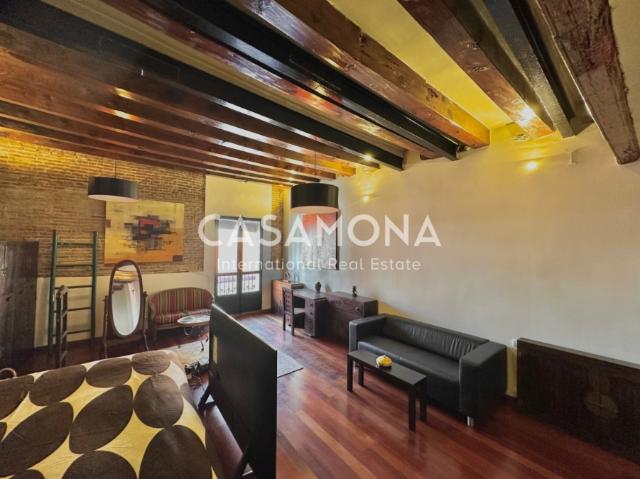 Charming Renovated Studio with Classic Catalan Features in the Heart of the Gothic Quarter