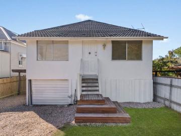 Charming Renovated Queenslander in the Heart of Laidley