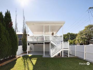 Charming Renovated Queenslander With Dual Living Lower Level