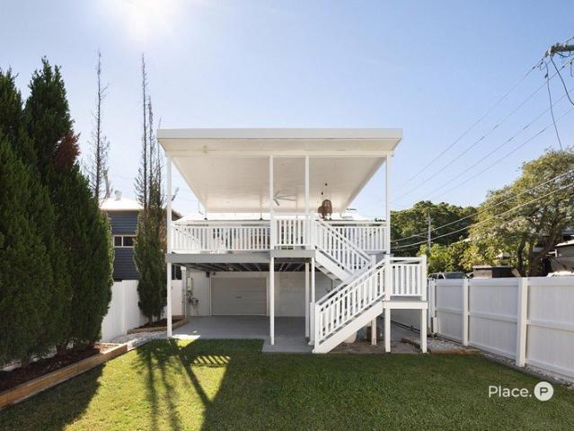 Charming Renovated Queenslander With Dual Living Lower Level