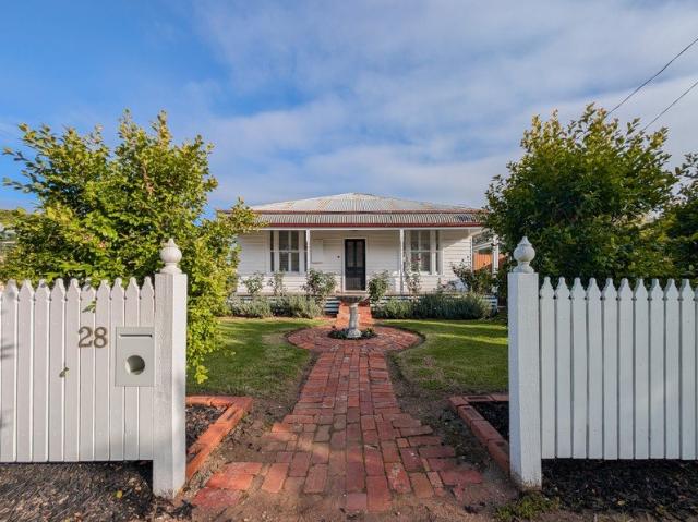 Charming Renovated Weatherboard Walk to the River & CBD!