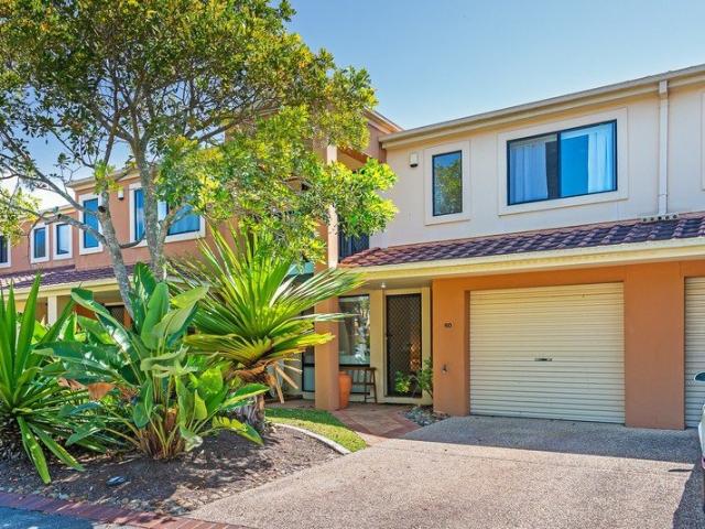 TOWNHOUSE IN VARSITY LAKES