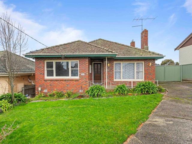 Charming Red Clinker Brick Home with Modern Elegance & Panoramic Views!