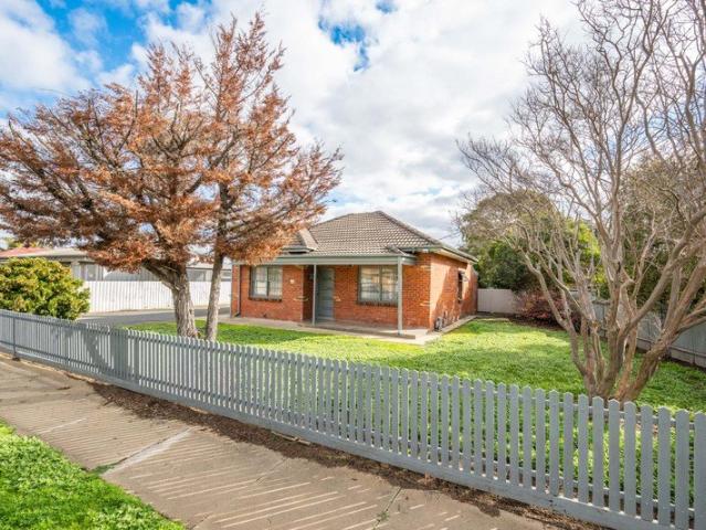 Charming Red Brick with Great Shed!
