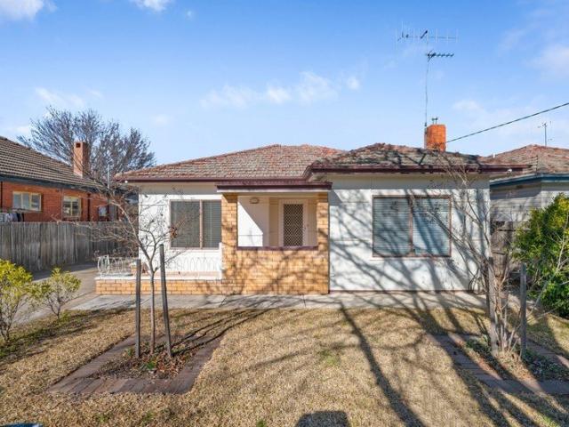 Charming Refreshed 1940s Cottage in premium location