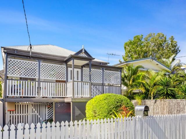 Charming Restored Queenslander with Dual Street Access