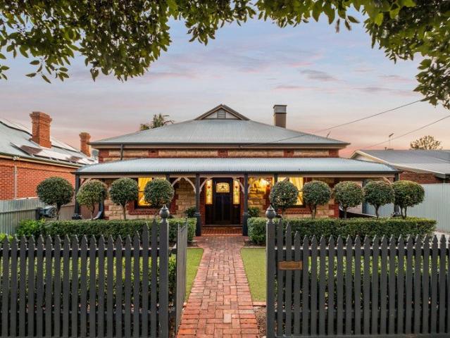 Charming Return Verandah Villa with Resort Style Family Entertaining