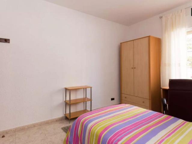 Charming room to rent in large 3 bedroom apartment with AC in residential Norte