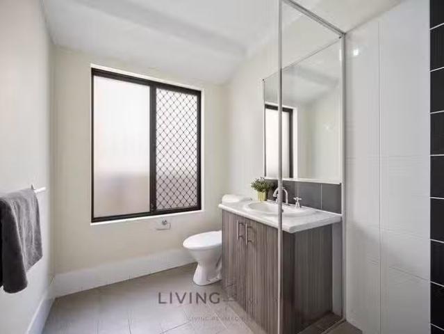 Deal! ROOM 3 Upton Street, Saint James, WA 6102