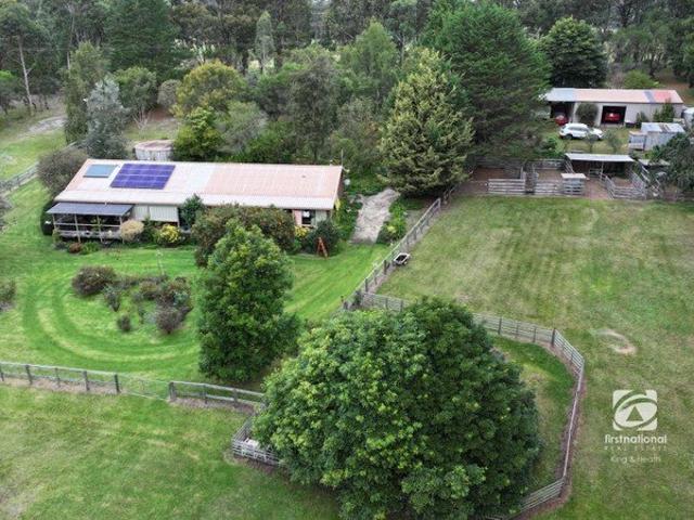 CHARMING RURAL RETREAT ON 2 HECTARES IDEAL FOR HOBBY FARMERS OR HORSE LOVERS