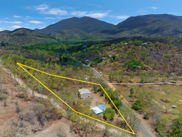 Charming Rural Retreat with Modern Amenities in Alligator Creek
