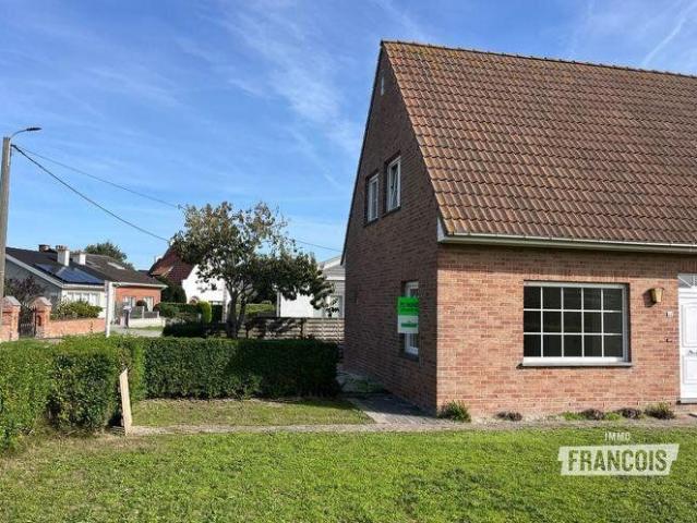 Charming semi detached two bedroom property to let in Vosse…