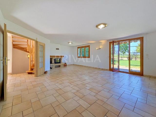 Charming semi detached villa with exceptional view over the countryside