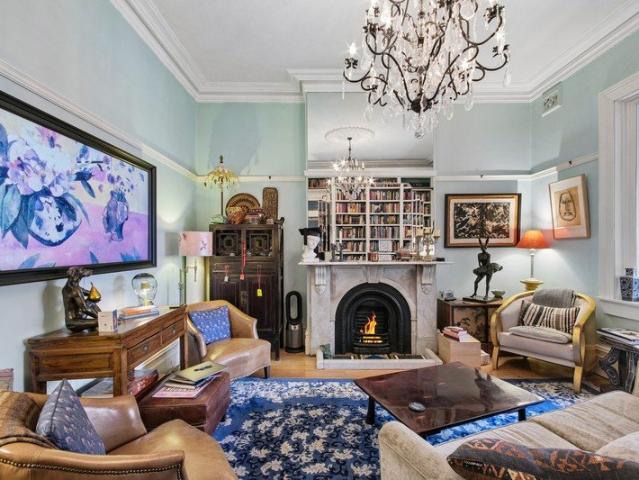 Charming semi like courtyard apartment moments to the ferry