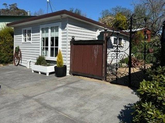 Charming self contained studio available in the heart of Hepburn Springs
