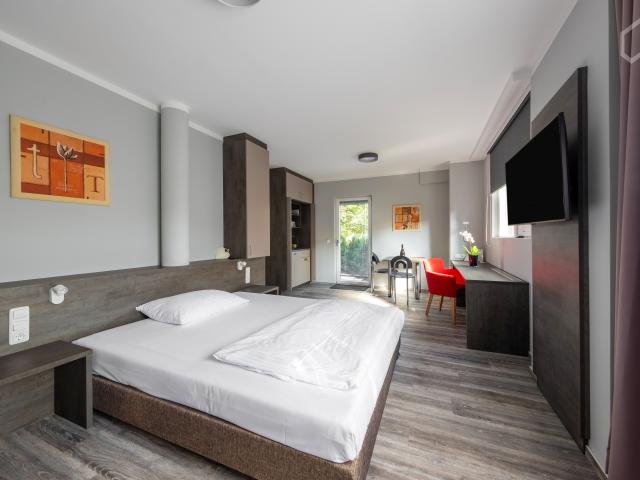 Charming serviced flat in perfect location at Schloßpark Nymphenburg, Fitness included