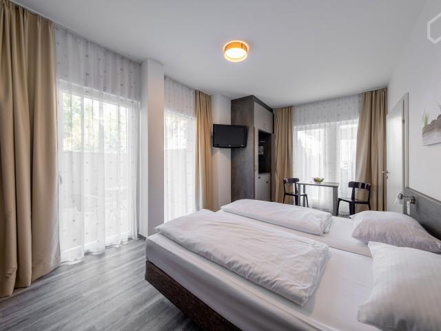 Charming serviced flat in perfect location at Schloßpark Nymphenburg, Fitness included