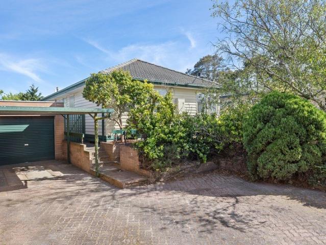 Charming Single Level Living Close to Beach, Schools and Shops