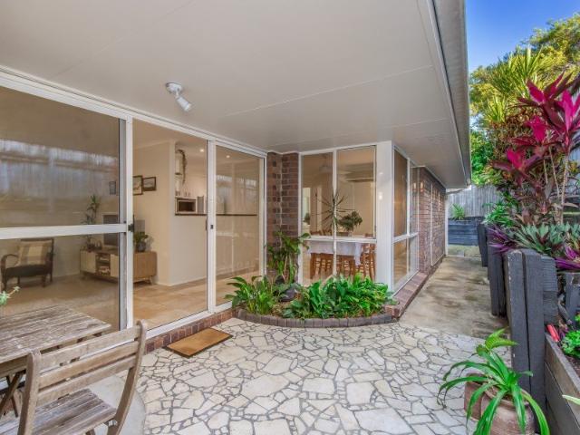 Charming Single Level duplex!