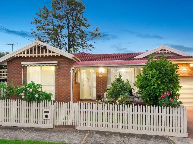 Charming Single Level Villa in Prime Location