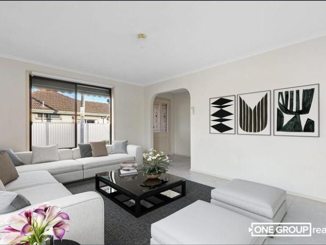Charming Single Story Unit in Prime Location!